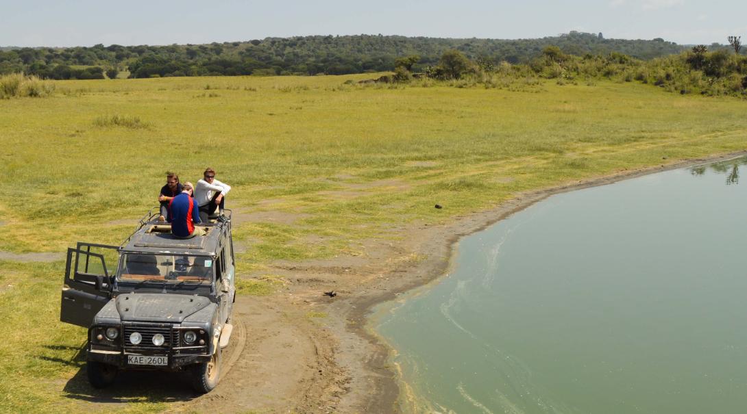 Des volontaires dans une voiture près d’un lac avec des flamants-roses au Kenya Des volontaires “de dernière minute” sur leur projet au Kenya